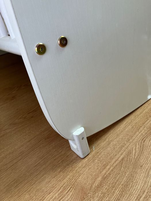 Vând pat pentru bebeluș, din lemn, cu saltea