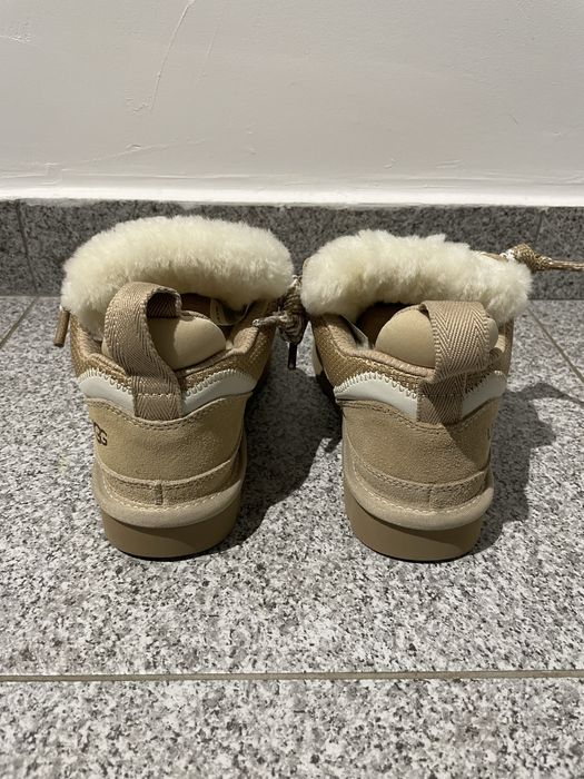UGG Lowmel Sand (mai multe culori disponibile)