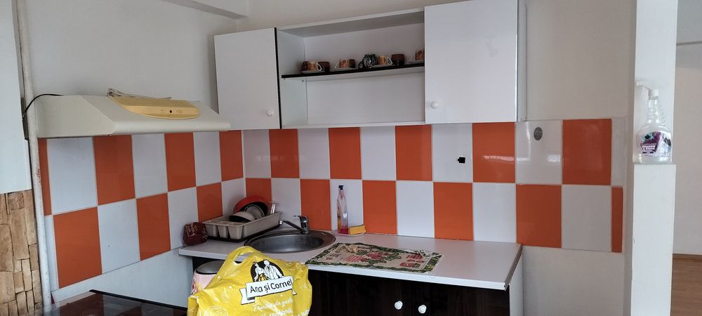 Închiriat garsoniera ultracentrala-vedere spre intersecția principala
