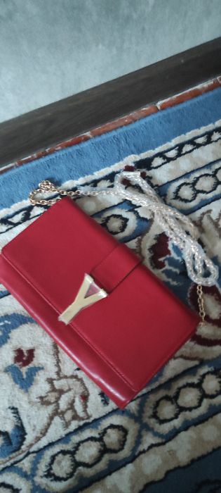 Қызыл сумочка сатылады