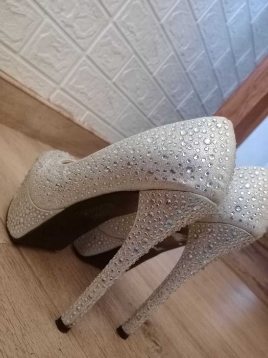 Обувки на висок ток