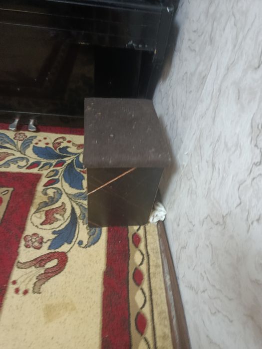 Обеденный стол и 4 табуретки все целое .