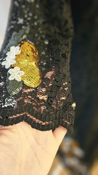 Rochie model Dior din dantela neagra cu accesorii aurii!