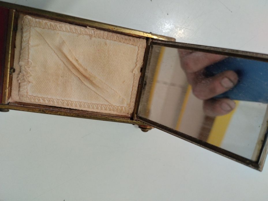 Два броя стари табакери продават се заедно з