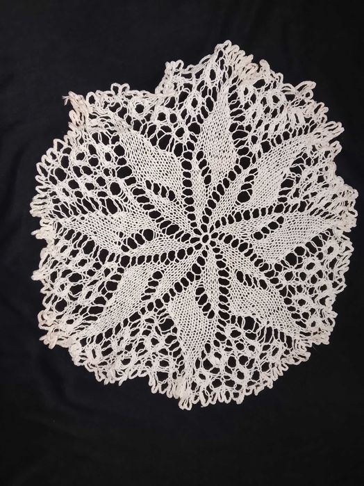 Покривки и подложки, плетени на една кука.