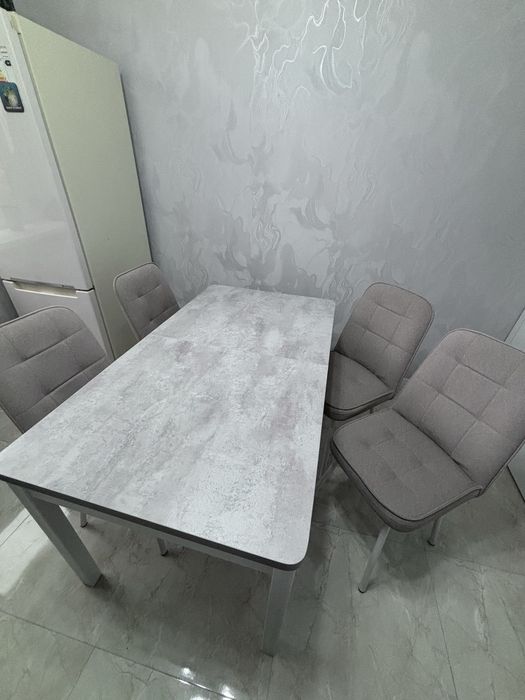 Кухонный стол и стулья