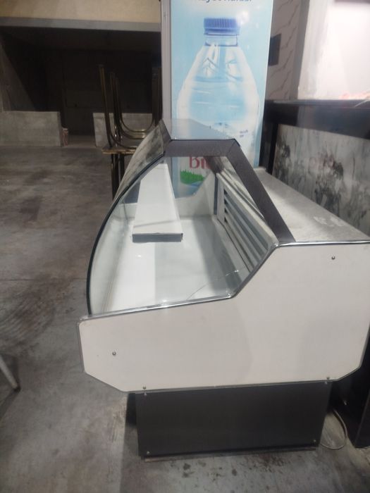 Витрина холодильник сотилади