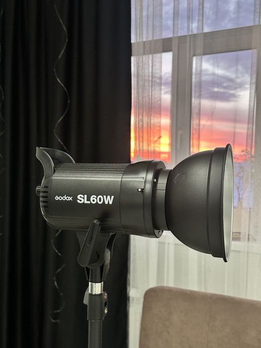 Источник света Godox SL60W+усиленный штатив