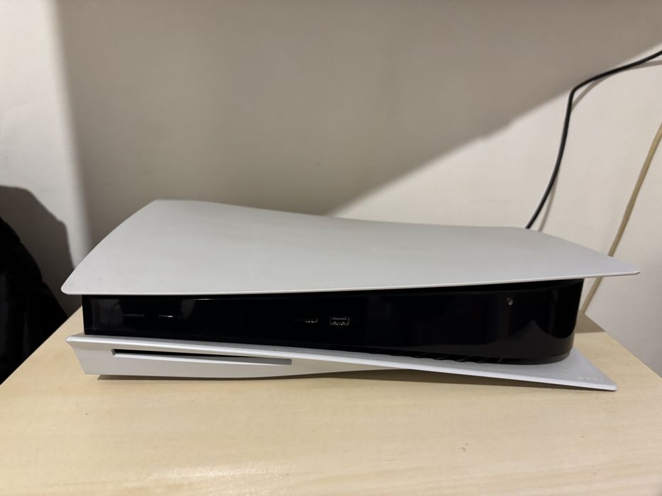 Продавам Плейстейшън 5 (8 игри + джойстик)