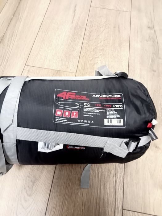 Vând saci de dormit, noi.