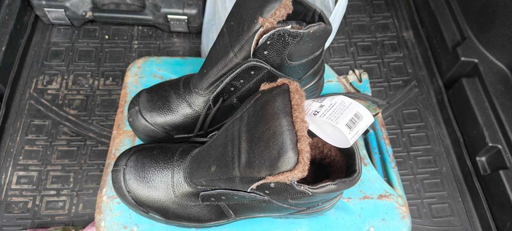 Продам зимние рабочие ботинки 44