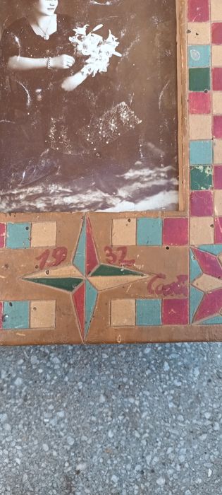 Rama veche din lemn,  1932