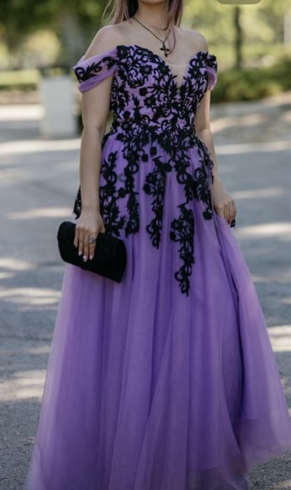 Лилава бална рокля с черни орнаменти