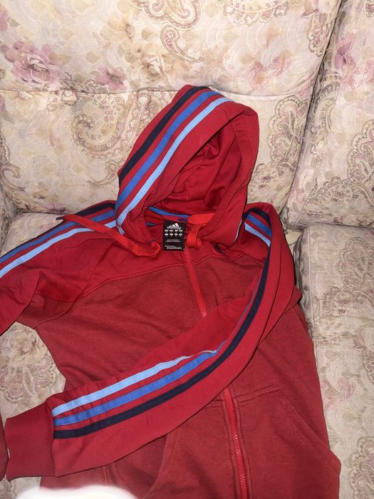 Adidas essentials ленти през качулка