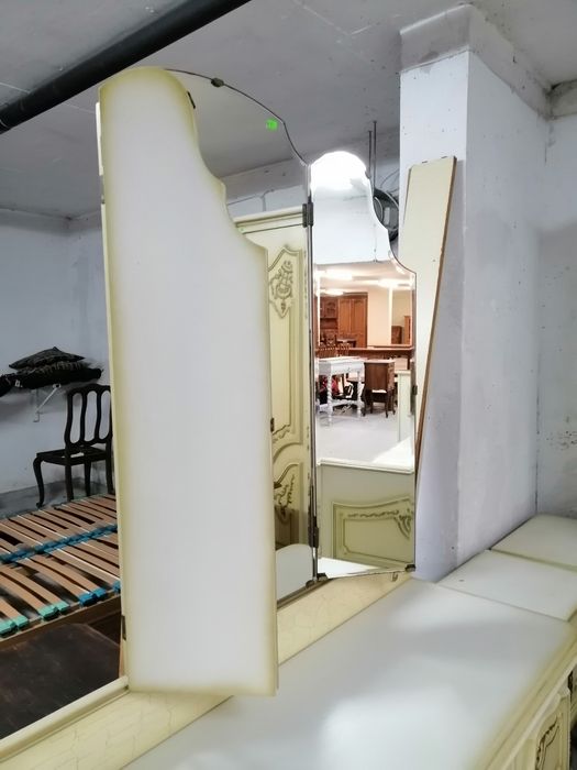 Старинна барокова тоалетка