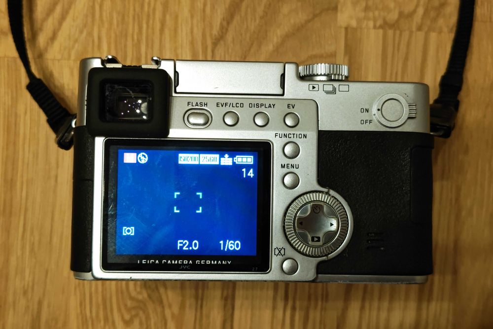 Aparat foto digital Leica Digilux 2 + accesorii originale RARITATE în stare excelentă