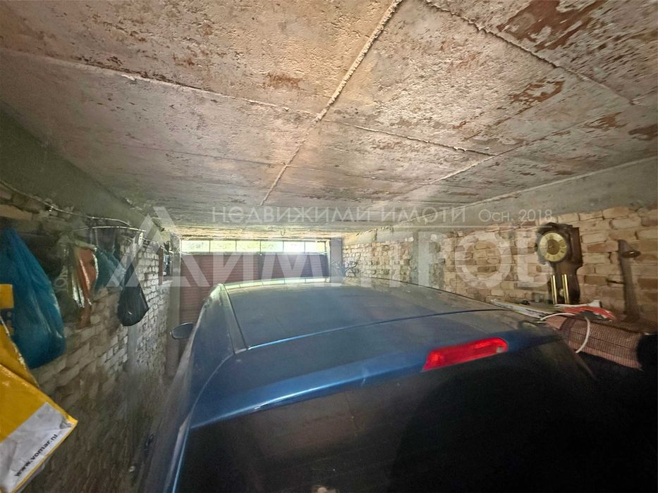 Продава триетажна вила с хубав, равен двор от 825 кв.м в с. Златна нива, обл. Шумен