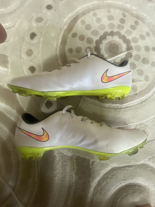 Ghete de fotbal mercurial