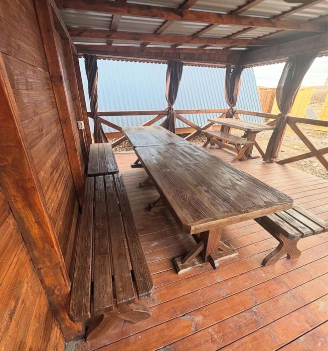 Лавочки, столы.