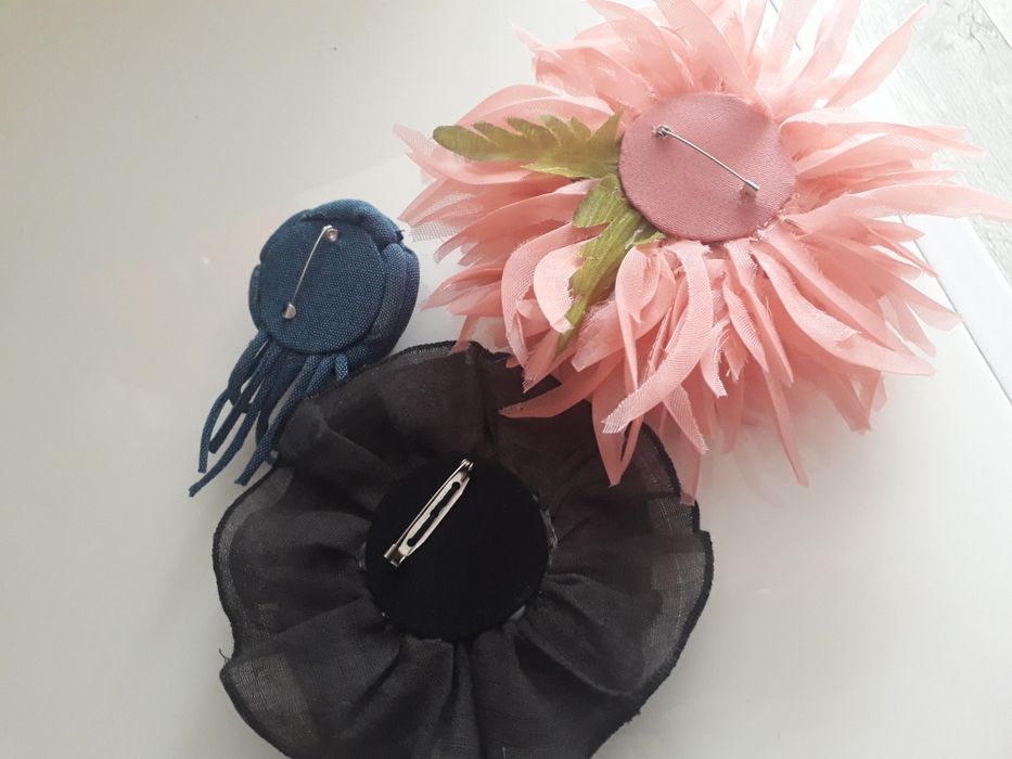 Брошь из ткани  с зас