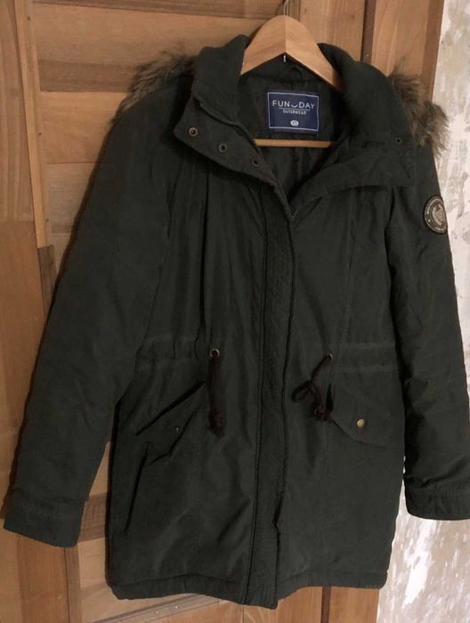 Женская куртка-парка размером 42-44 очень тёплая и стильная.