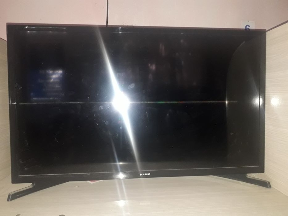 Televizor oddiy 32lik, ekran singan