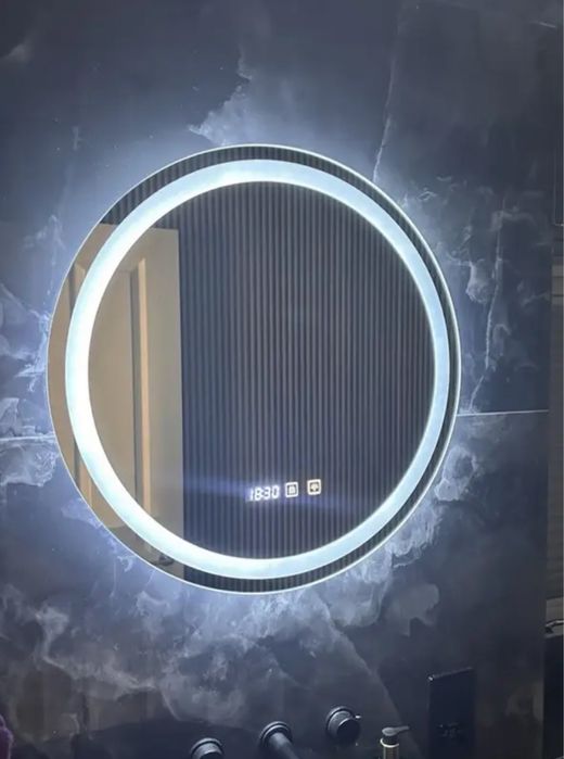 LED огледало с осветление и дигитален часовник