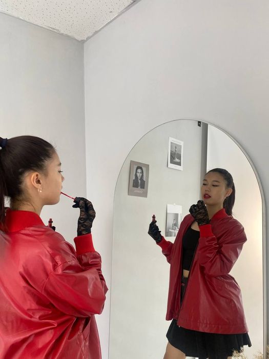 Бомбер красного цвета