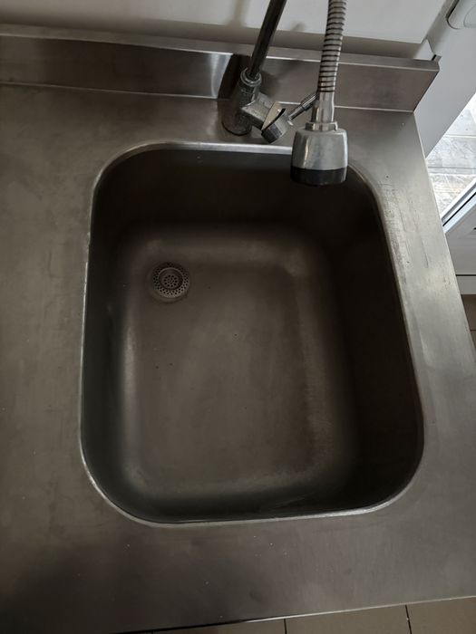 Masă de lucru din inox cu chiuvetă profesionala