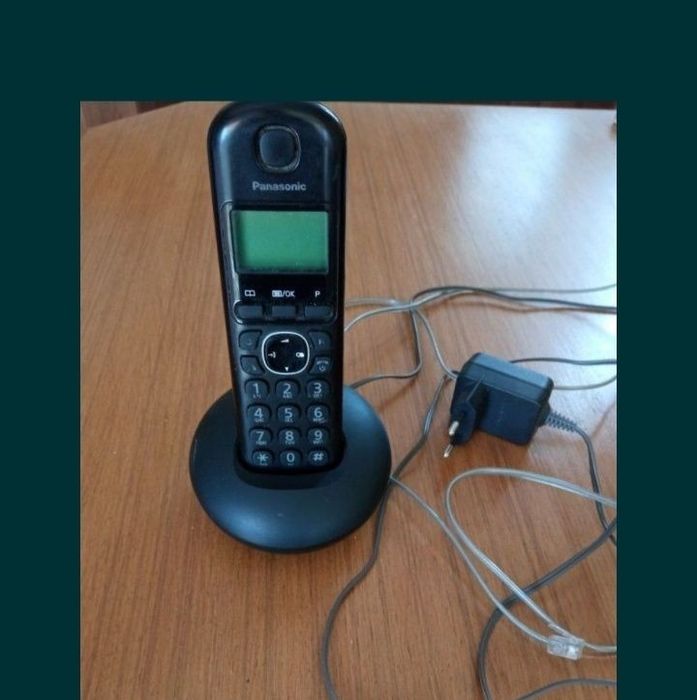 Часовници - настолни и ръчни; стари фотоапарати,броеници, стари телеф.