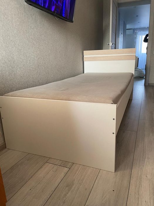 Кровать односпальная, практически новая