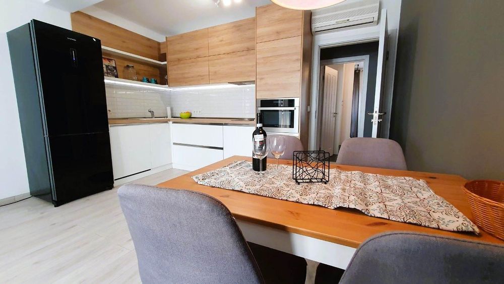 Дава се под наем Тристаен апартамент в Варна, Център - 90 кв.м за 1600 € - Снимка #2