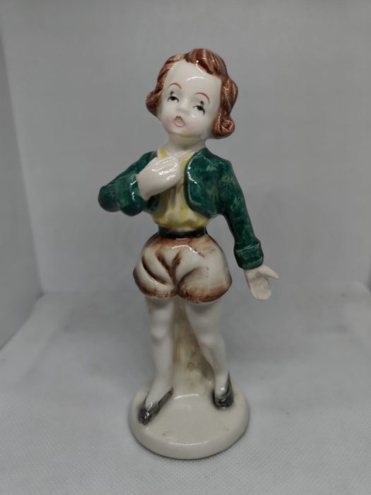 Статуэтка фарфор мальчик