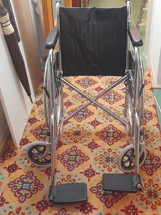 Scaun cu rotile pliabil