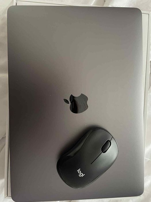 Лаптоп Macbook air with Apple M1