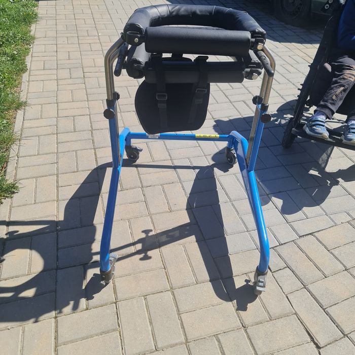 Vand cadru pentru copii cu nevoi speciale .