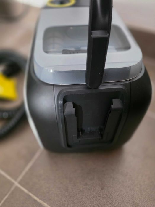 Aspirator compact Kärcher SE 3-18, alb, fără fir, pentru canapele și covoare, putere: 200 W suprafață: 6,5 m²