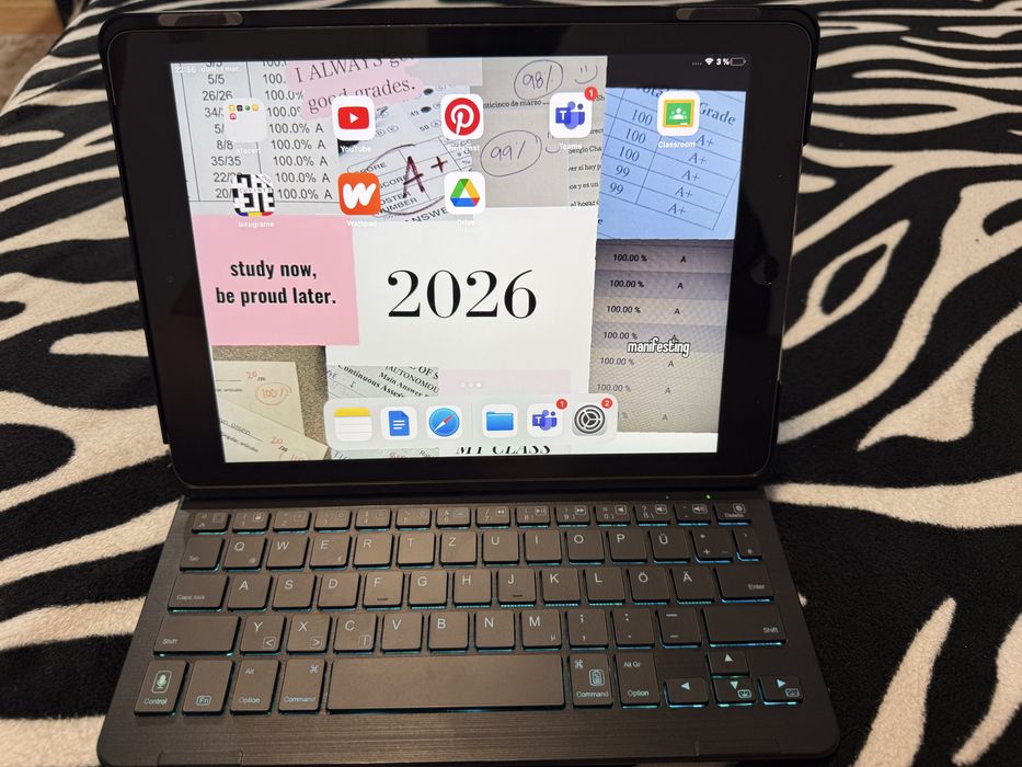 Ipad Air 1 Silver + 2 Huse Premium cu Tastatura Bluetooth