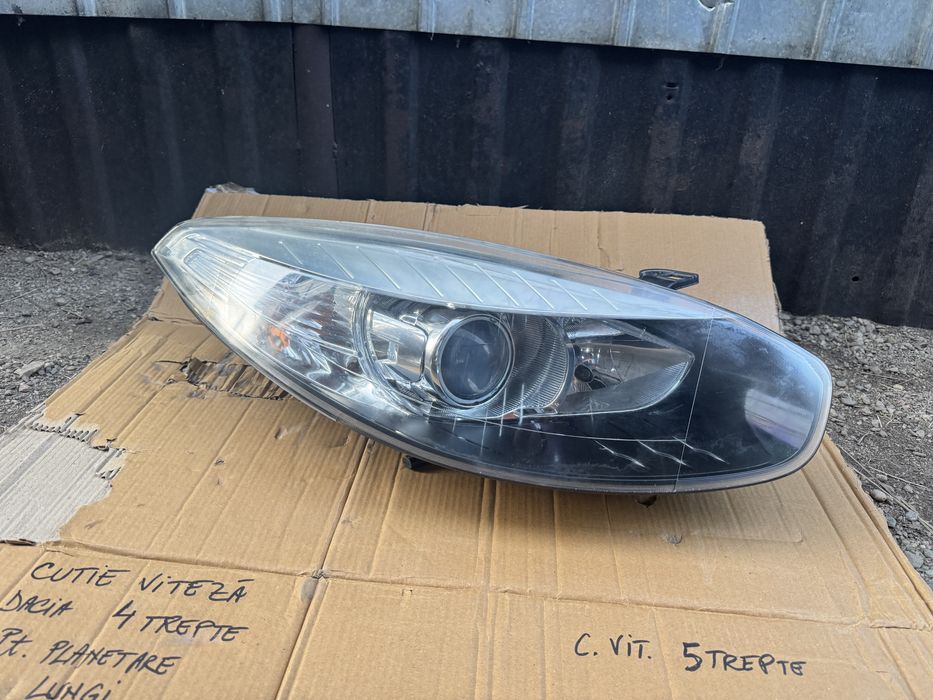 Vand far dreapta Renault Fluence 2015-cu lupa