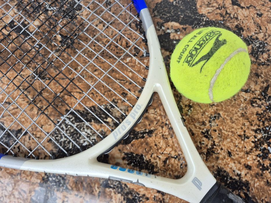 Vând paleta de tenis INVANCER CARBON TEC 806