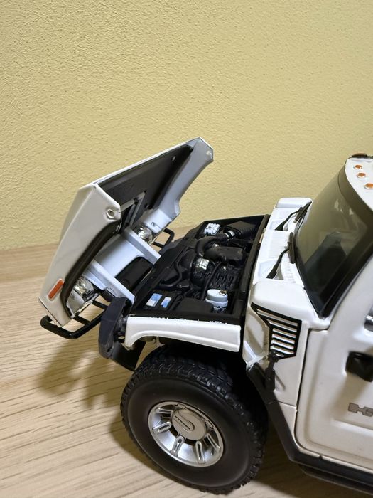 Masina Maisto Hummer H2 1:18 Diecast Model - White SUV
