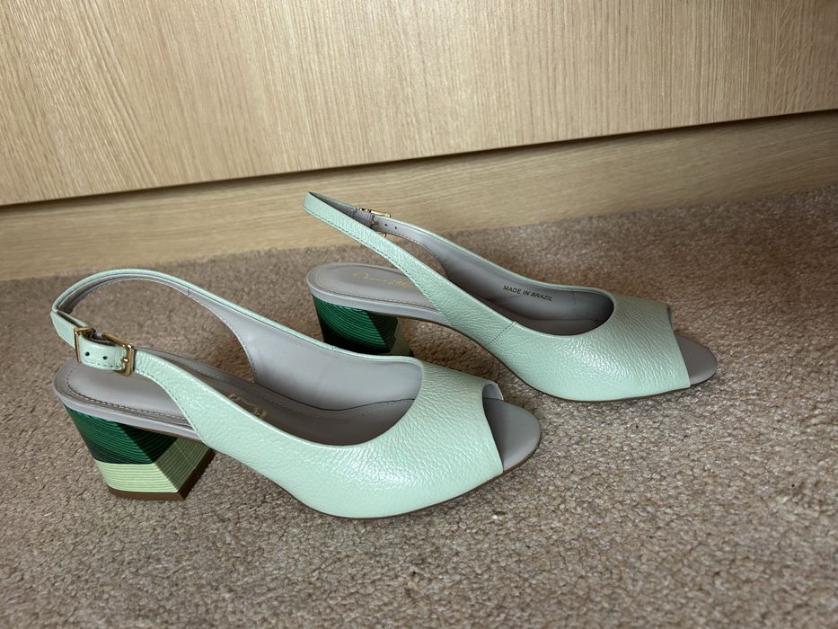 Дамски кожени сандали