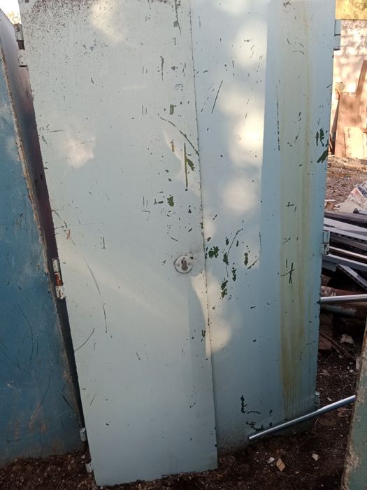 Продам металически шкаф