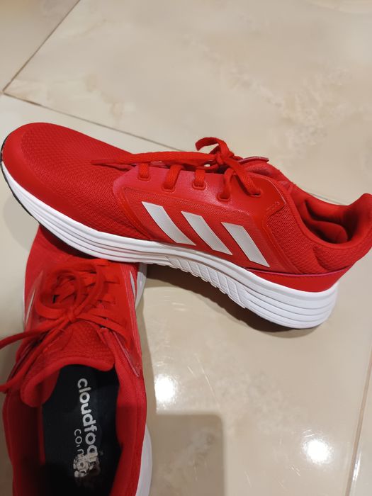 Адидас червени 43 1/2 подарък червена чанта Адидас.