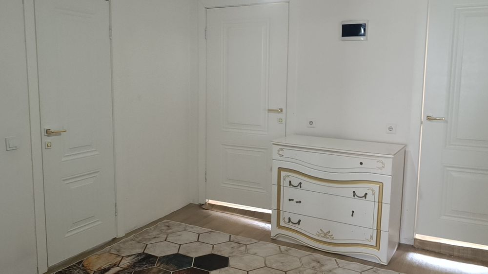 Үй сатылады. Дом продается.