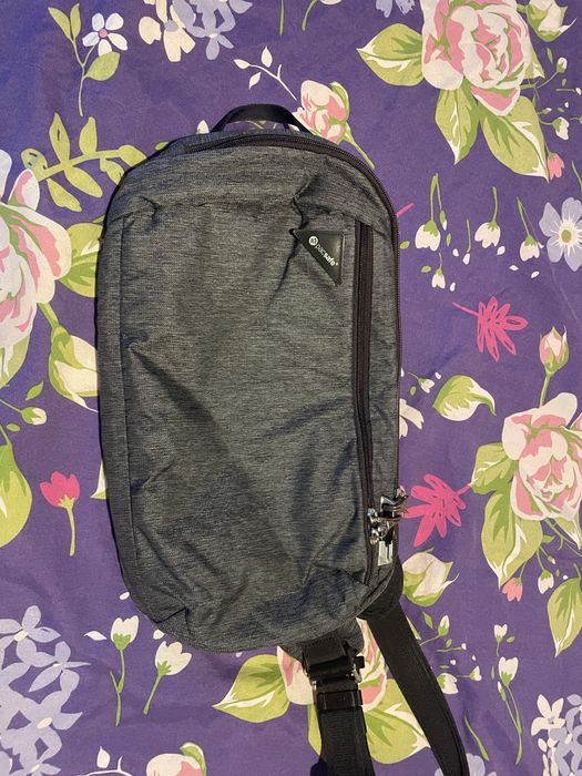 Продавам чанта за документи против кражба Pacsafe Vibe 325