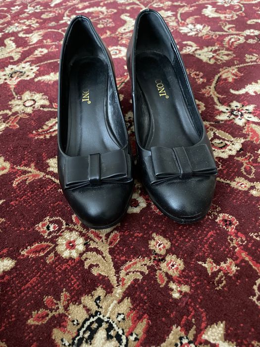 Продаю  три пары  чёрных туфлей