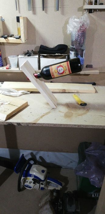 Suport sticla vin în echilibru