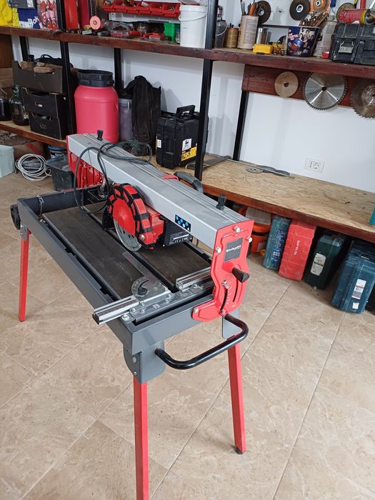 Mașină Einhell de tăiat gresie și faianță pe apă