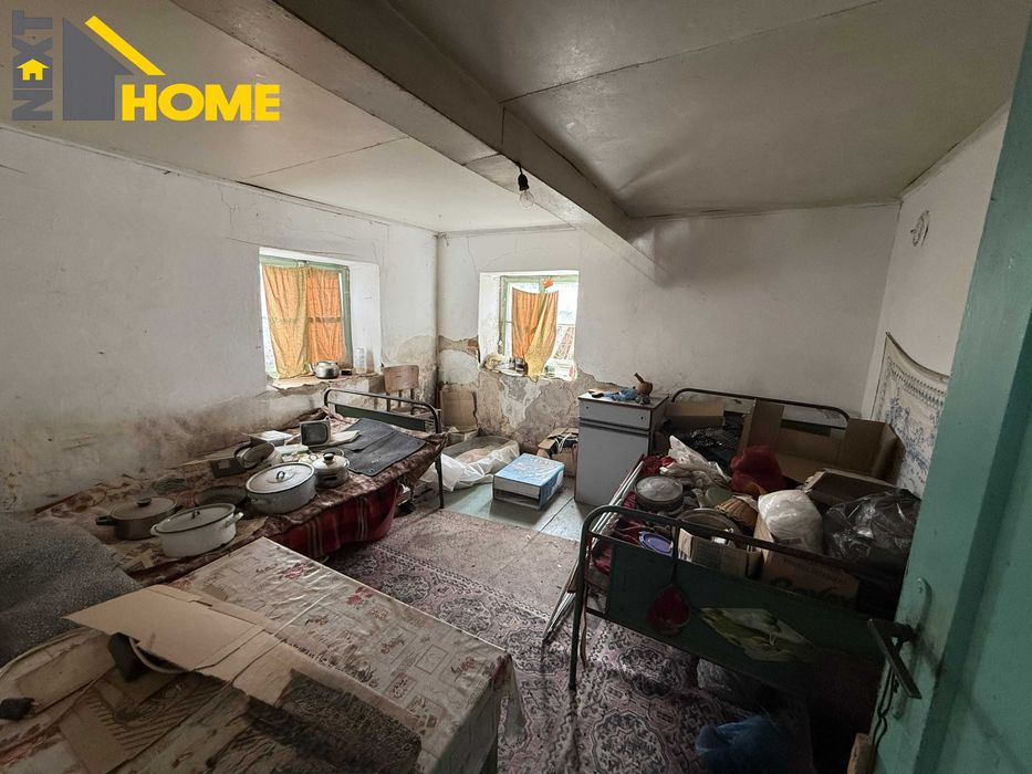 Самостоятелна двуетажна къща с дворно място и гараж